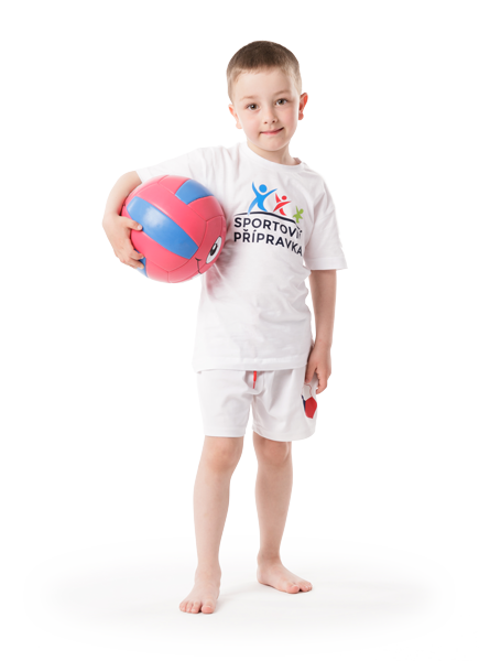 Malý kluk drží míč a má radost ze sportu